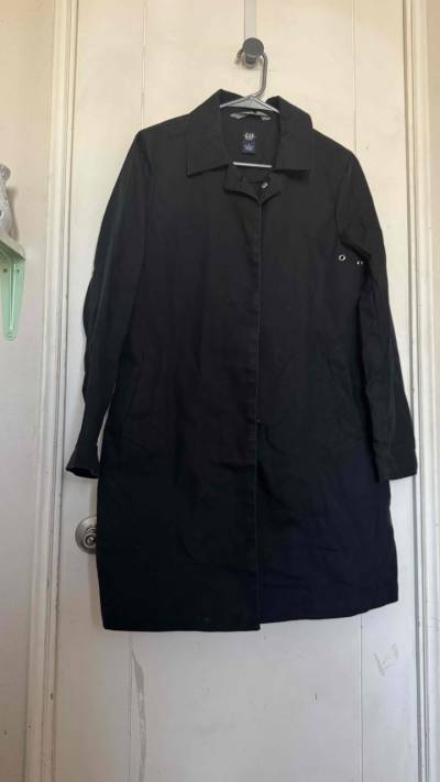 gabardina negra de algodón marca Gap respirable - miniatura 1