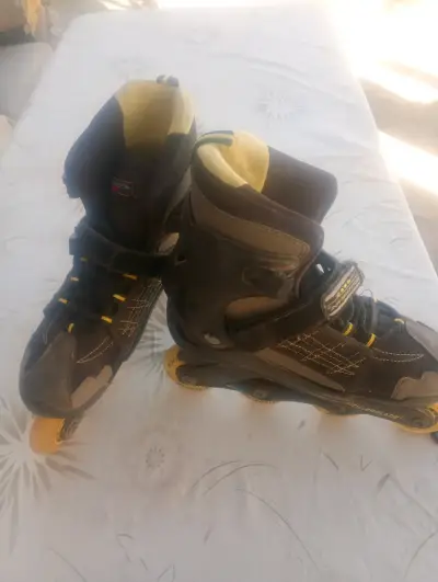 Patines en línea negro y amarillo - miniatura 1