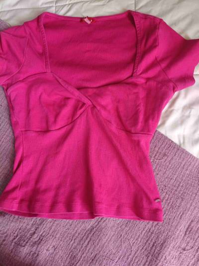 Polera roja cuello en V Guess original - miniatura 1