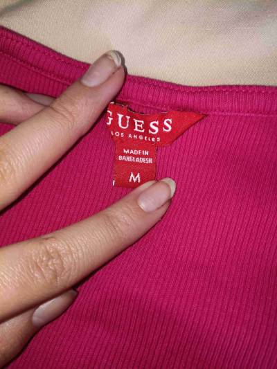 Polera roja cuello en V Guess original - miniatura 2