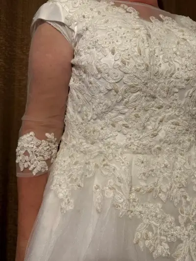 Vestido de novia con encaje - miniatura 1