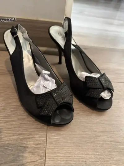 Tacones negros con lazo decorativo - miniatura 1