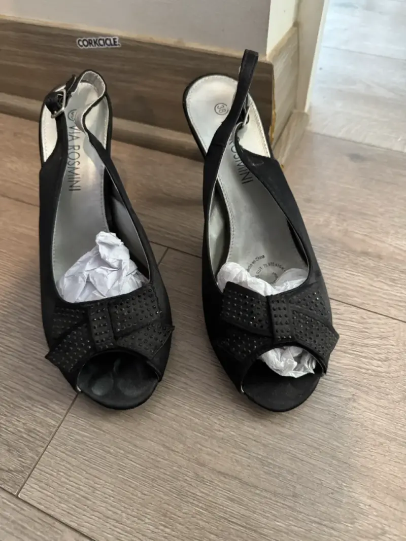 Tacones negros con lazo decorativo - 2