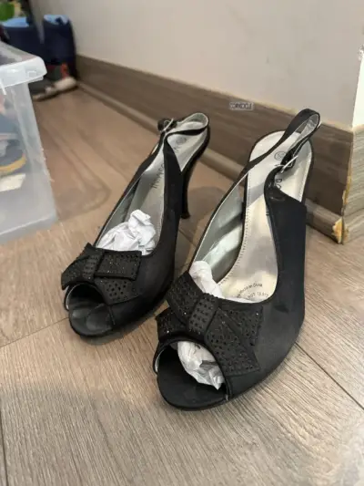 Tacones negros con lazo decorativo - miniatura 3
