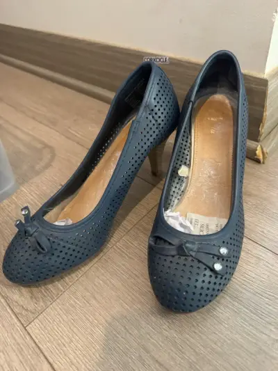 Tacones azul con perforaciones - miniatura 1
