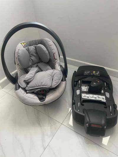 Silla de auto infantil gris marca Stokke - miniatura 1