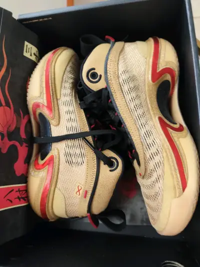 Zapatillas deportivas beige y rojas - miniatura 1
