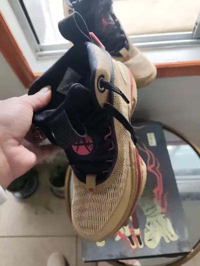Zapatillas deportivas beige y rojas - miniatura 2