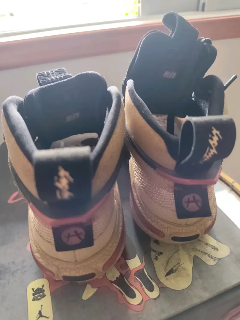 Zapatillas deportivas beige y rojas - 4