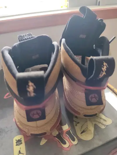 Zapatillas deportivas beige y rojas - miniatura 4