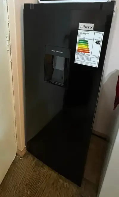 Refrigerador negro con dispensador - miniatura 1