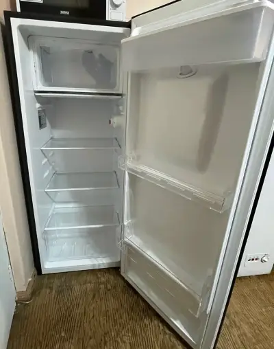 Refrigerador negro con dispensador - miniatura 2