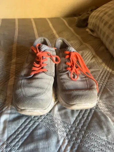Zapatillas nike grises con cordones naranjas - miniatura 1