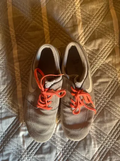 Zapatillas nike grises con cordones naranjas - miniatura 2
