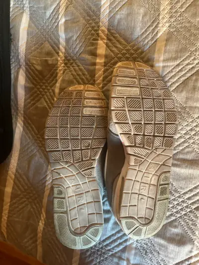 Zapatillas nike grises con cordones naranjas - miniatura 3