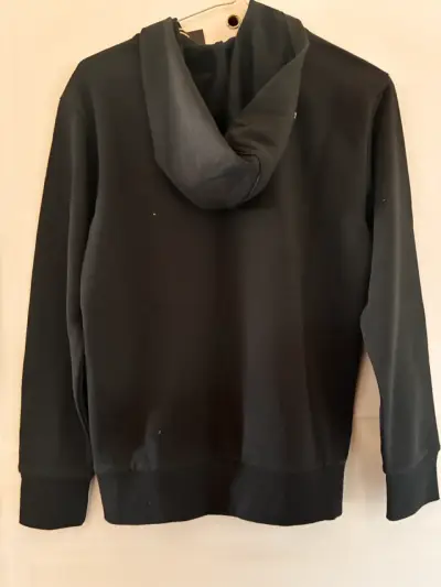 Polerón negro con capucha - miniatura 3