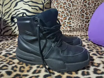 Botas negras de cuero - miniatura 1