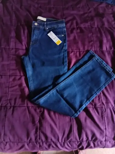 Jeans azul con etiqueta - miniatura 1