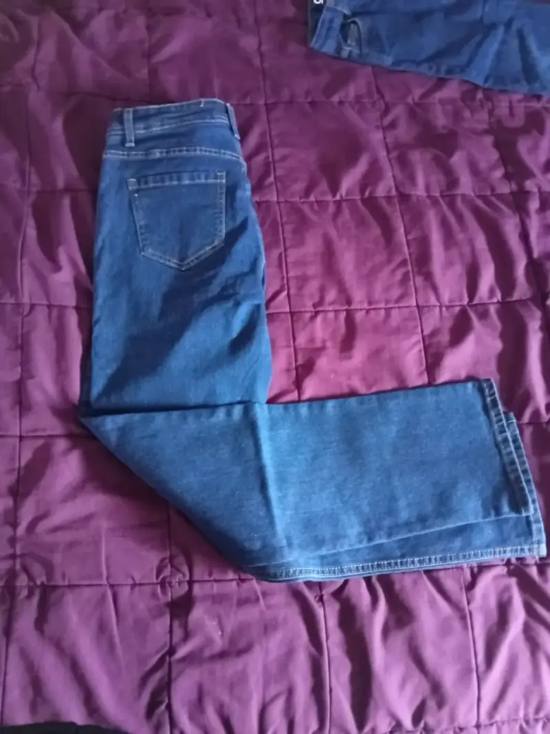 Jeans azul con etiqueta - 2