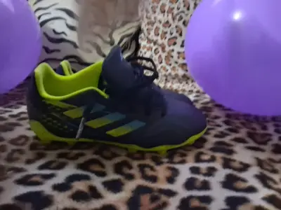 Zapato deportivo negro con verde - miniatura 1