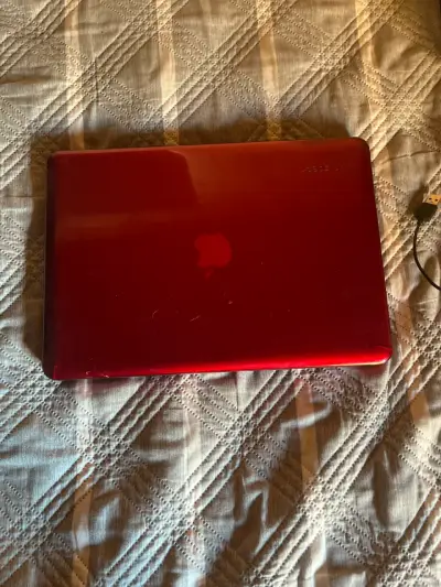Laptop rojo con carcasa Apple - miniatura 1