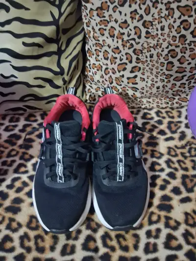 Zapatillas deportivas negras con rojo - miniatura 1