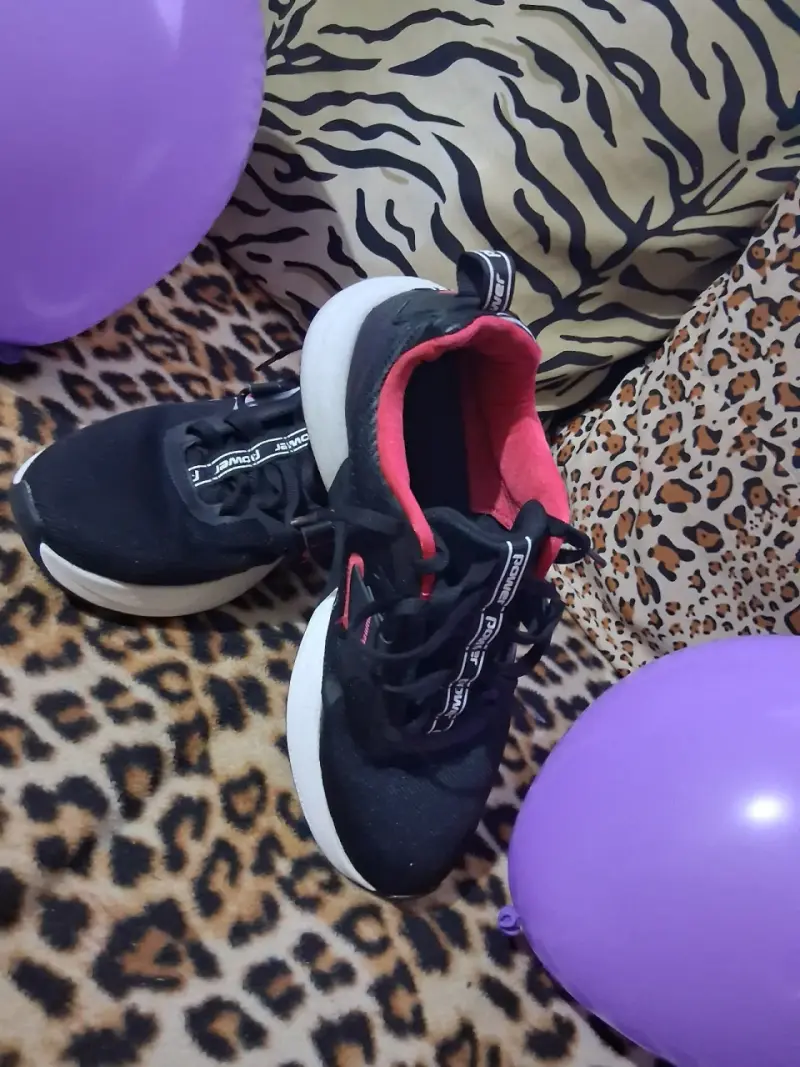 Zapatillas deportivas negras con rojo - 2