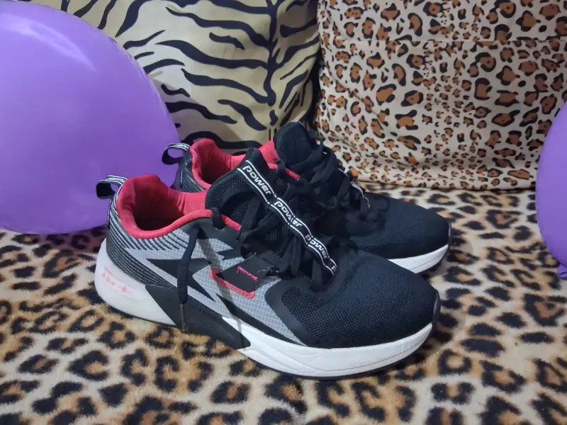 Zapatillas deportivas negras con rojo - 5