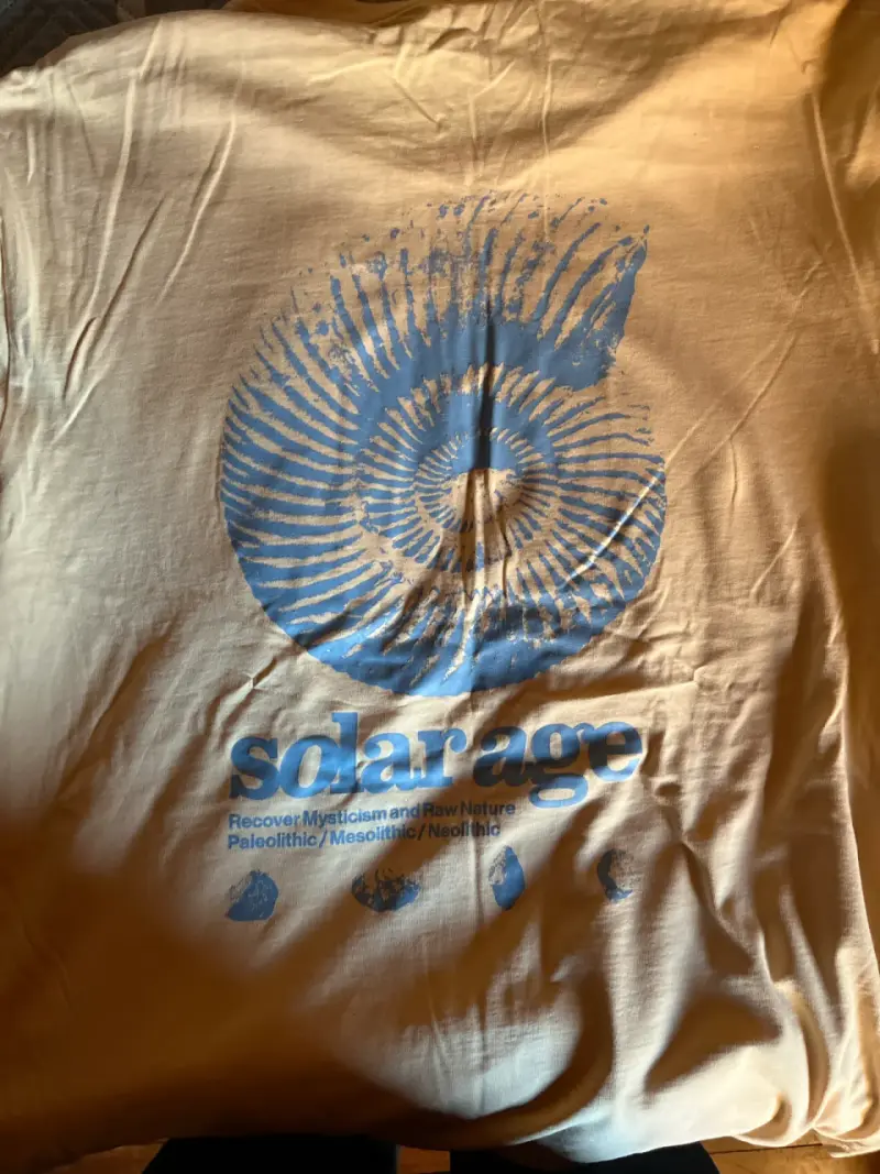 Polera beige con logo Solar Age - 3