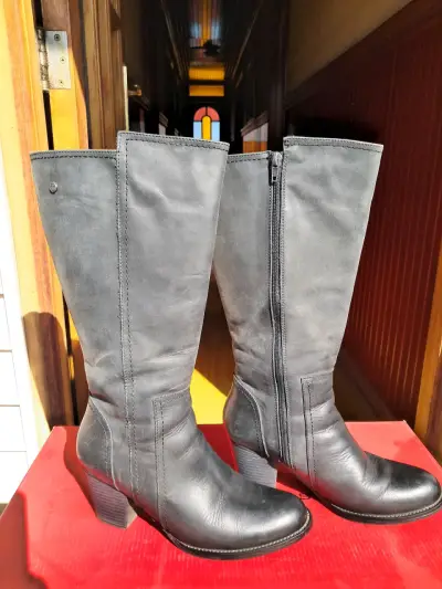 Botas negras de cuero - miniatura 1