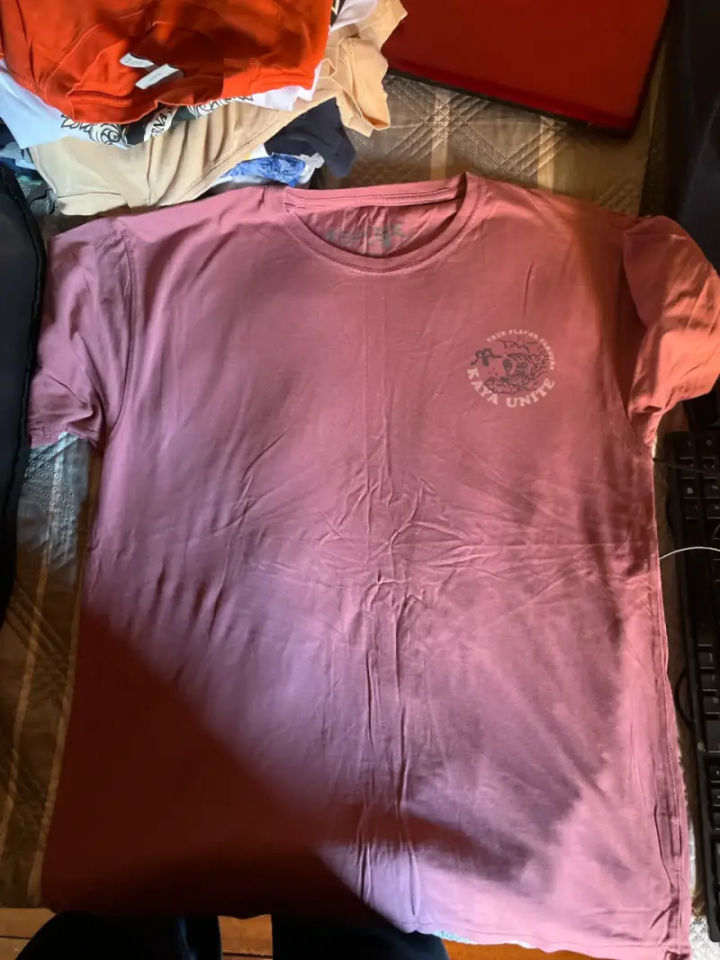 Polera color rosa con logo