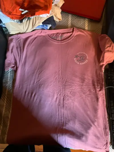 Polera color rosa con logo - miniatura 1