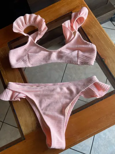 Bikini rosa con volantes - miniatura 1