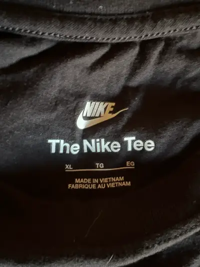 Polera Nike negra con diseño - miniatura 2