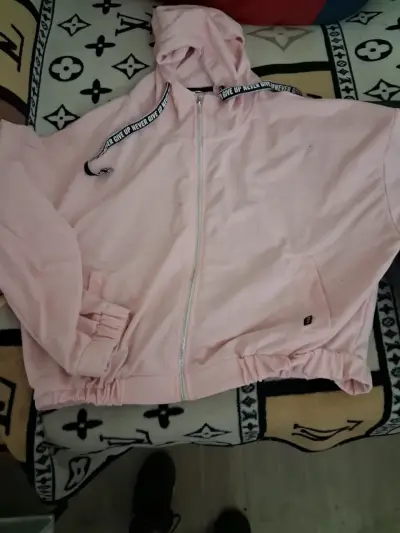 Polerón rosado con capucha - miniatura 1