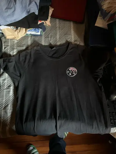 Polera negra Maui con logo - miniatura 1