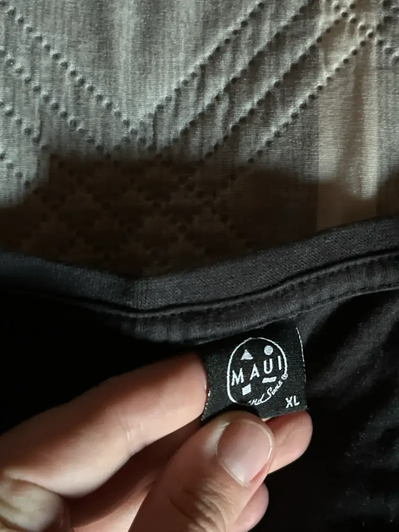 Polera negra Maui con logo - 2