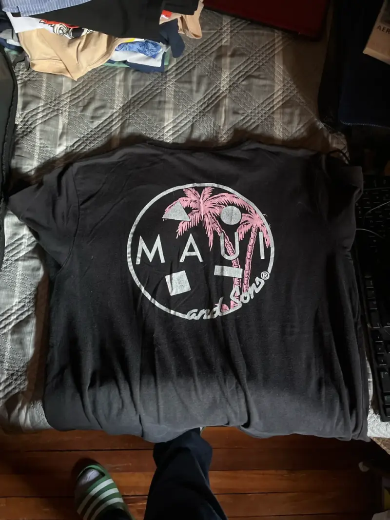 Polera negra Maui con logo - 3