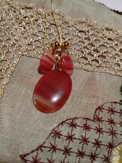 Collar con colgante rojo jaspeado - miniatura 1