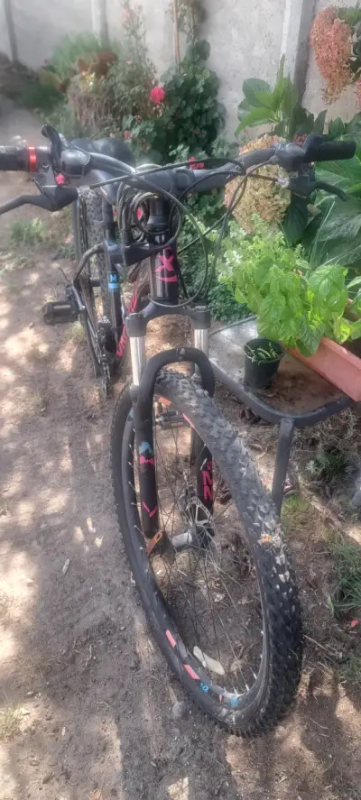 Bicicleta de montaña negra - miniatura 1