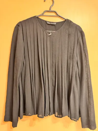 Blusa negra plisada - miniatura 1
