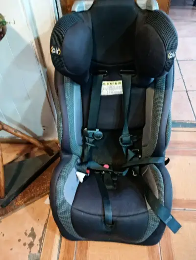 Silla de auto negra - miniatura 1