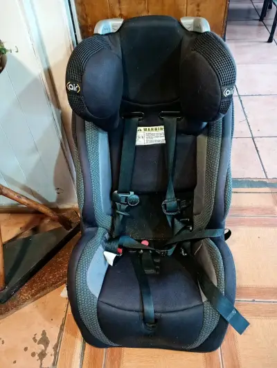 Silla de auto negra - miniatura 2