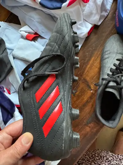 Zapatos de fútbol negros y rojos - miniatura 1