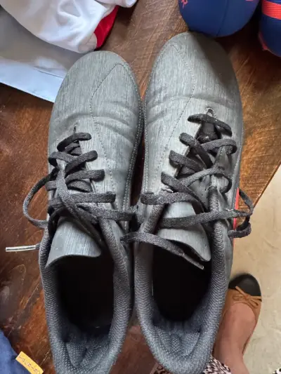 Zapatos de fútbol negros y rojos - miniatura 2