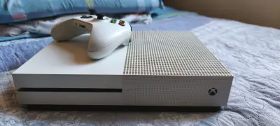 Consola Xbox One S con control - miniatura 1