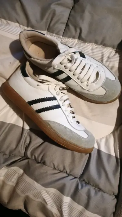 Zapatillas deportivas blancas y negras - miniatura 1