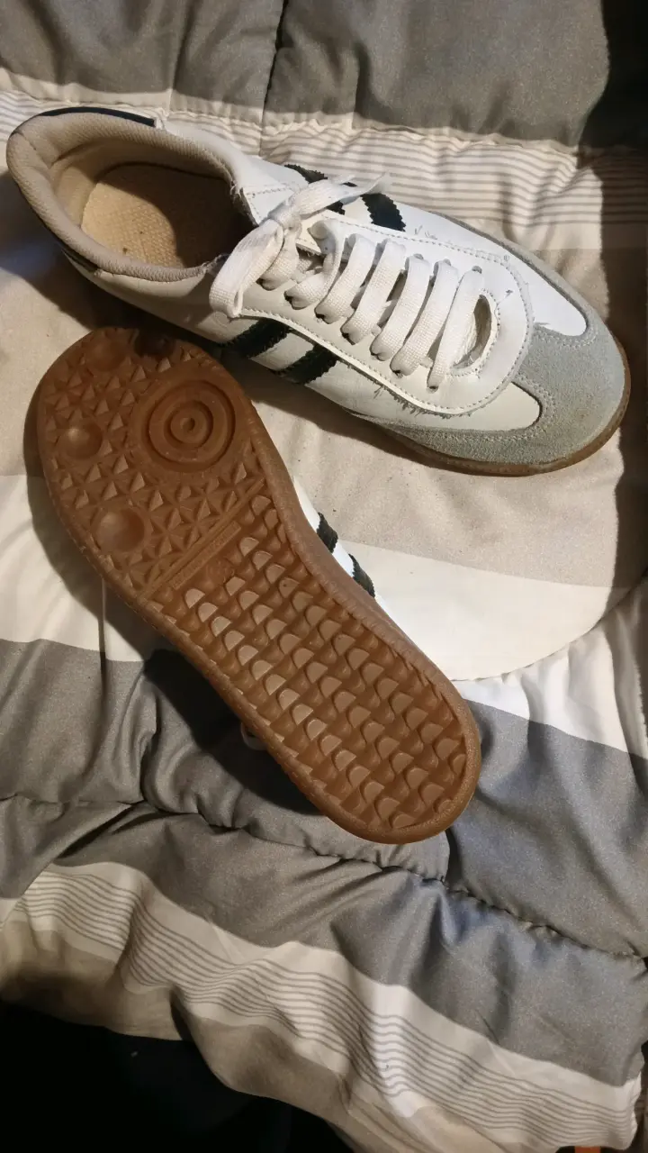 Zapatillas deportivas blancas y negras - 2