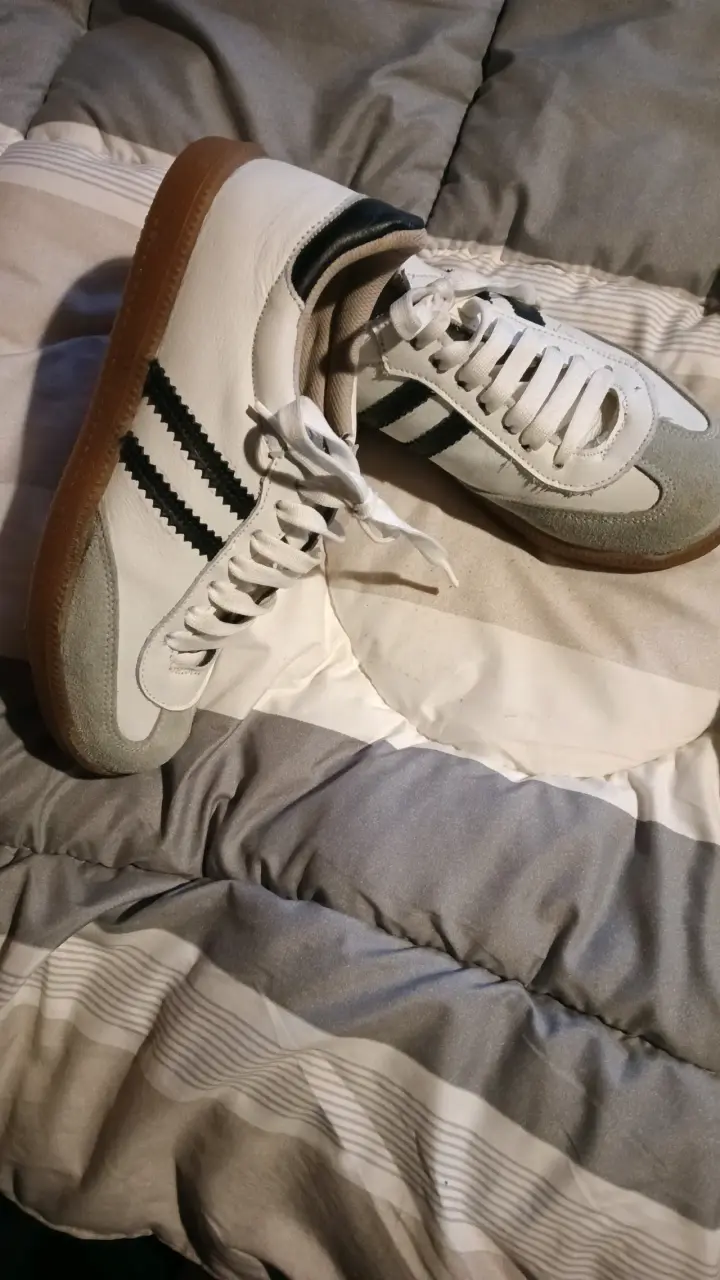 Zapatillas deportivas blancas y negras - 3