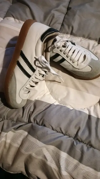 Zapatillas deportivas blancas y negras - miniatura 3